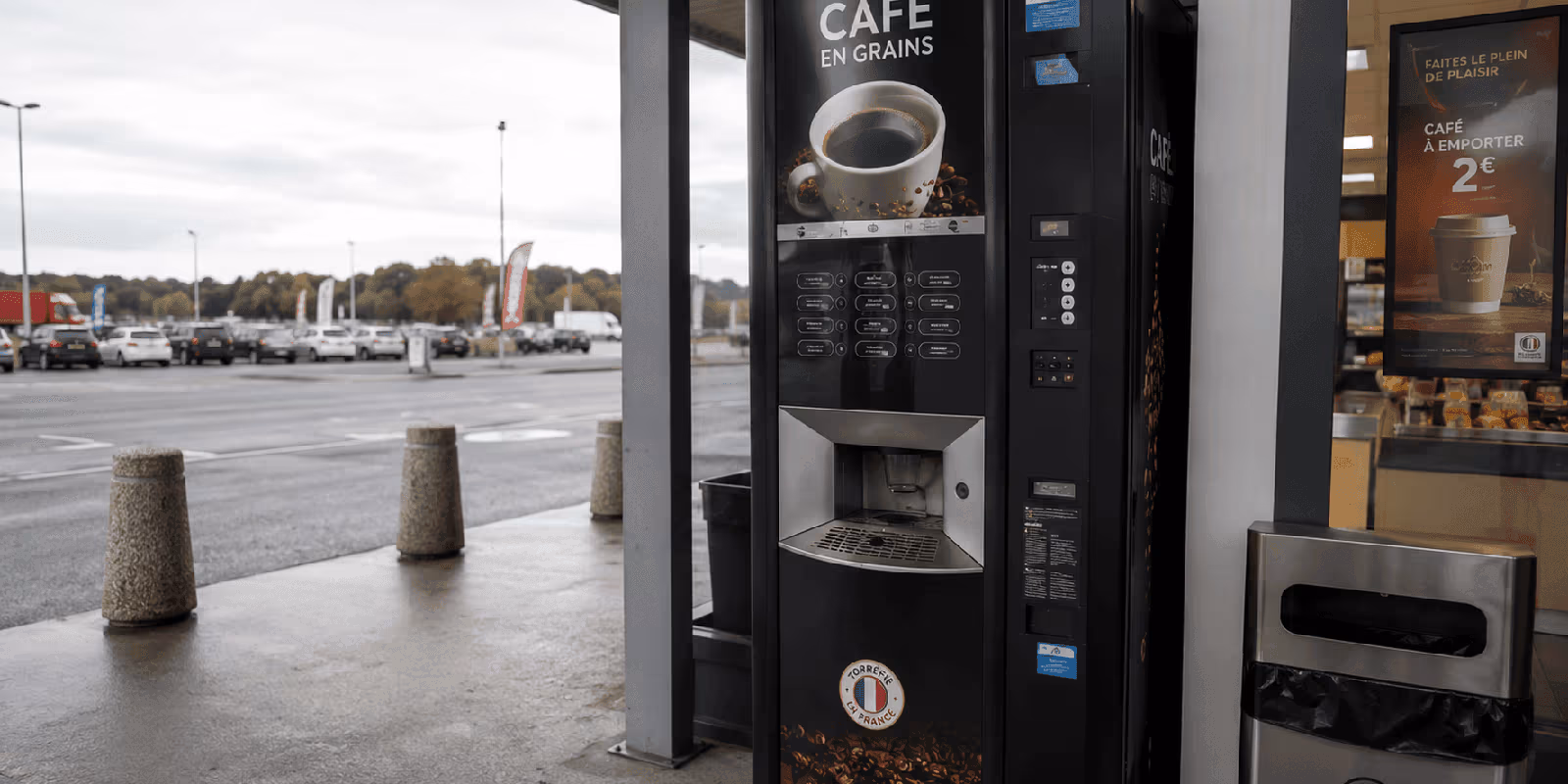 Distributeurs automatiques de café dans une aire d’autoroute