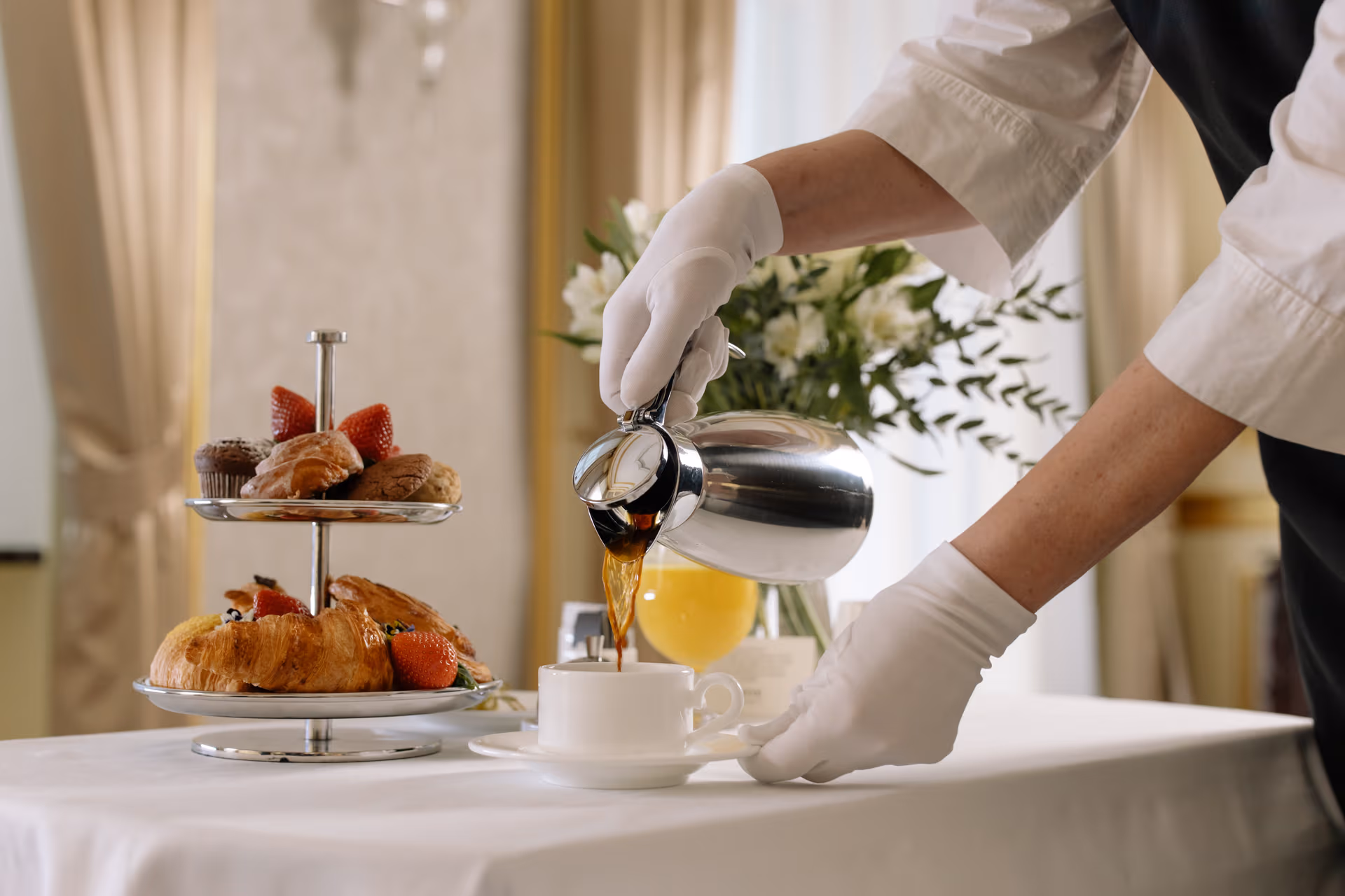 Service de café et viennoiseries lors d'un petit-déjeuner