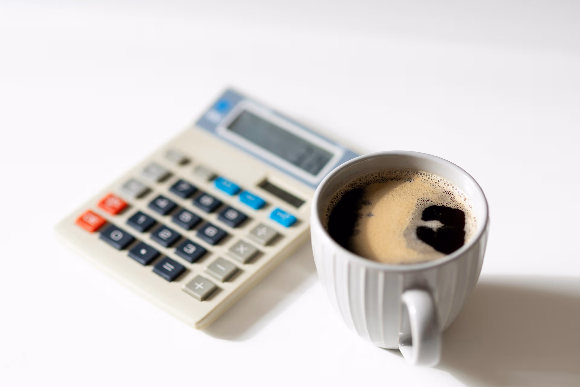 tasse de café avec une calculatrice