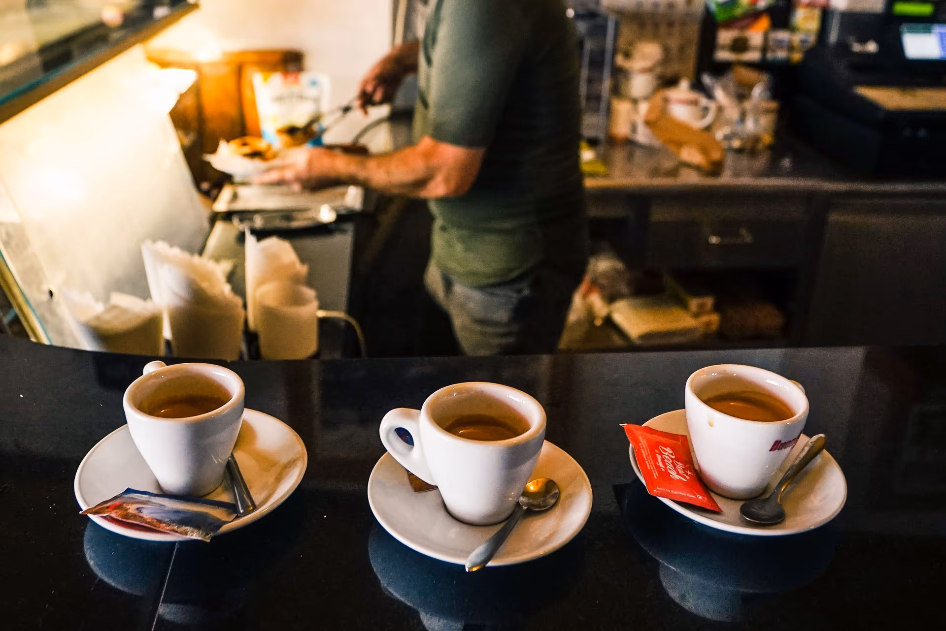 3 expresso servis sur un comptoir