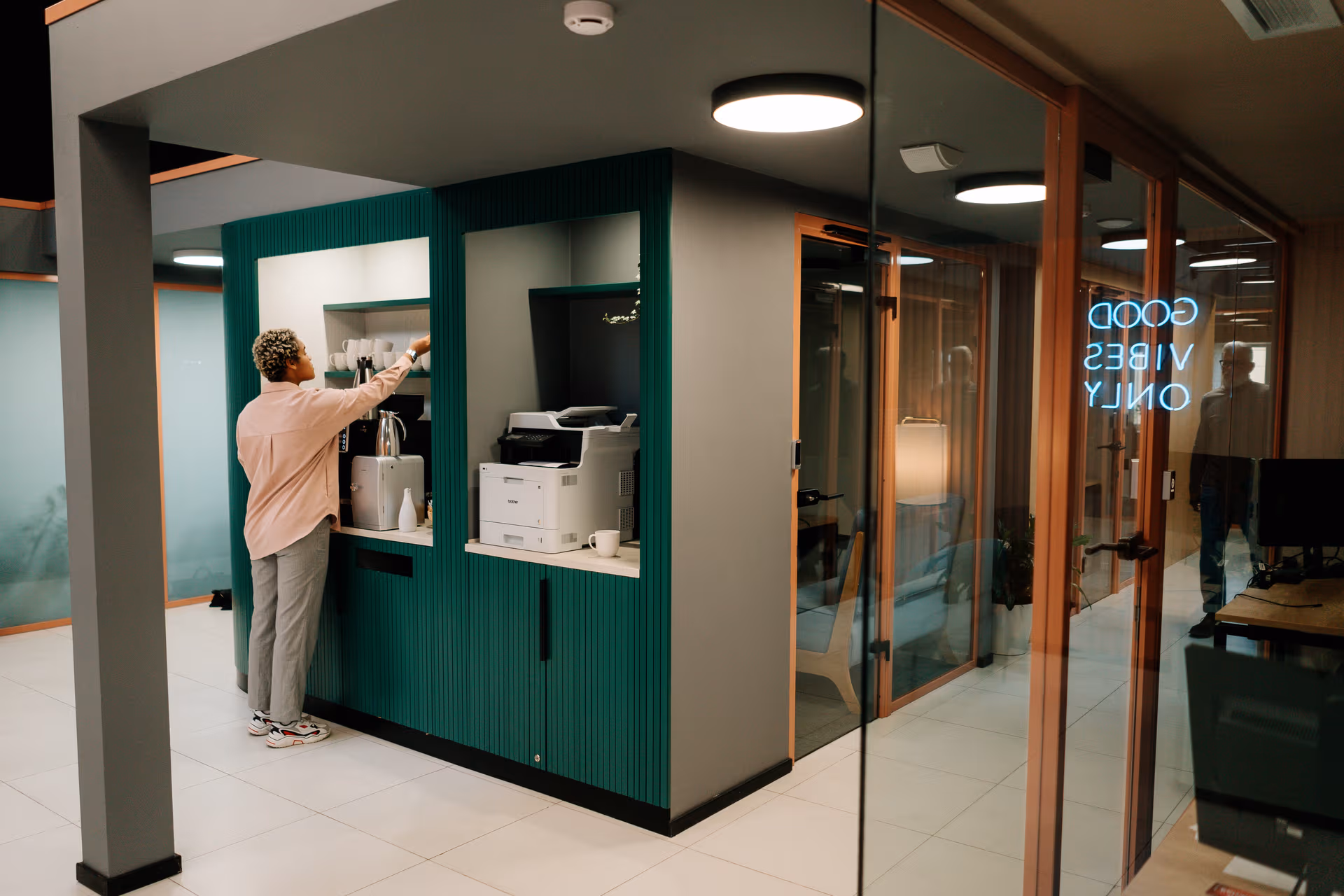 Salle de pause d'une entreprise avec un coin café