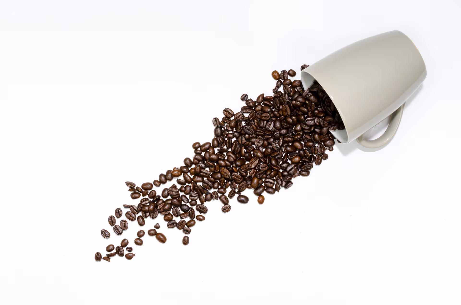 tasse de café contennat des grains renversé